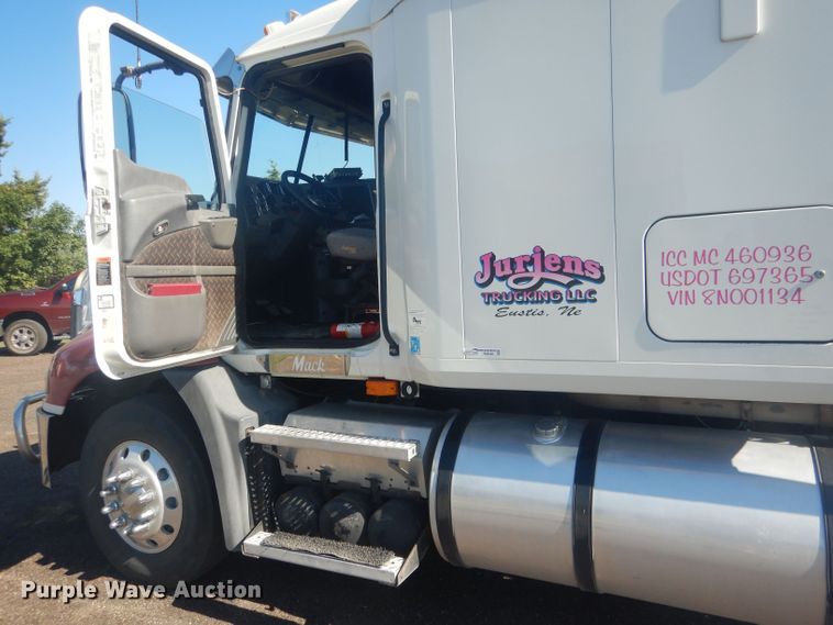 image for item HU9428 2008 Mack CXU613  semi truck