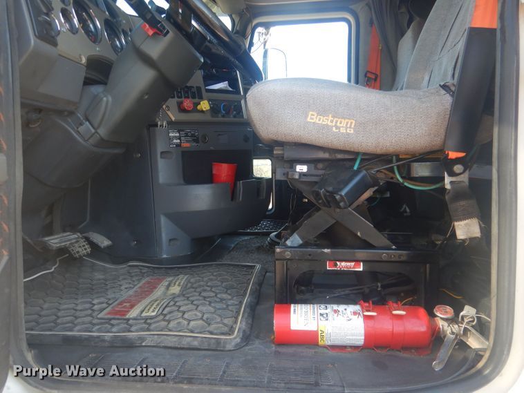 image for item HU9428 2008 Mack CXU613  semi truck