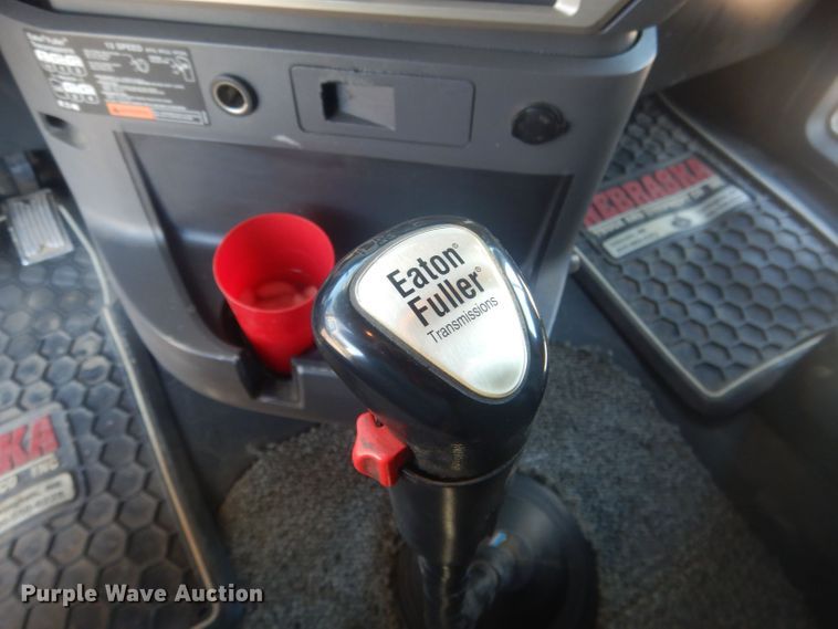 image for item HU9428 2008 Mack CXU613  semi truck