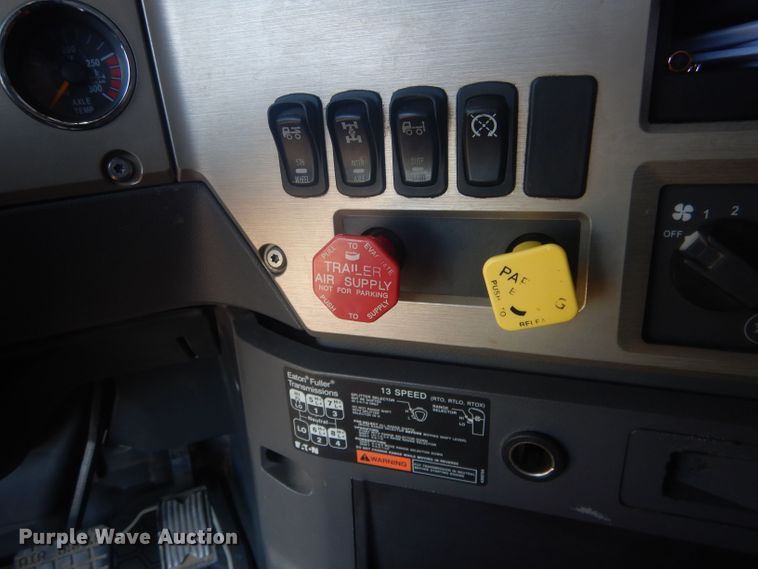 image for item HU9428 2008 Mack CXU613  semi truck