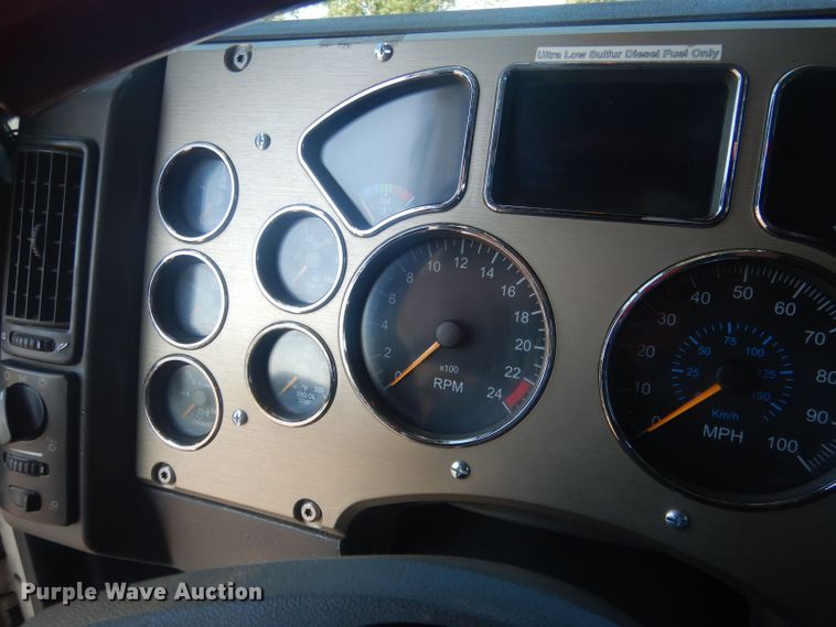 image for item HU9428 2008 Mack CXU613  semi truck