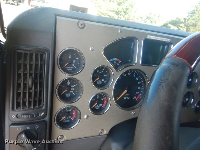 image for item HU9428 2008 Mack CXU613  semi truck