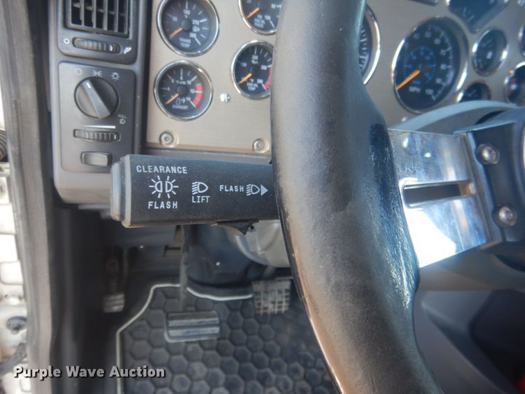 image for item HU9428 2008 Mack CXU613  semi truck