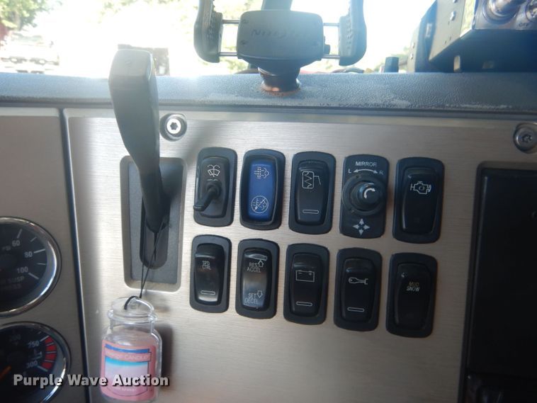 image for item HU9428 2008 Mack CXU613  semi truck