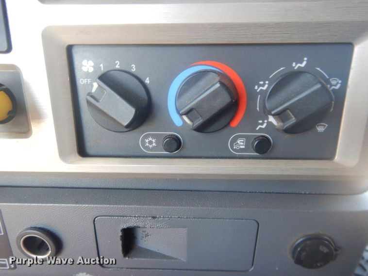 image for item HU9428 2008 Mack CXU613  semi truck