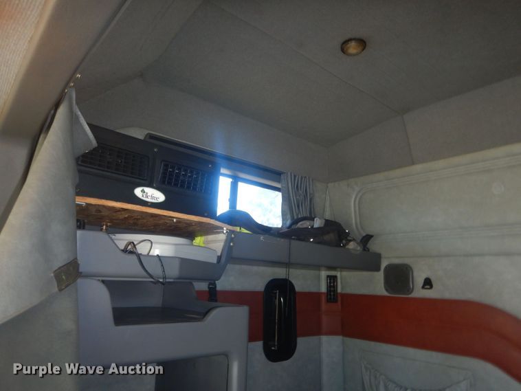 image for item HU9428 2008 Mack CXU613  semi truck