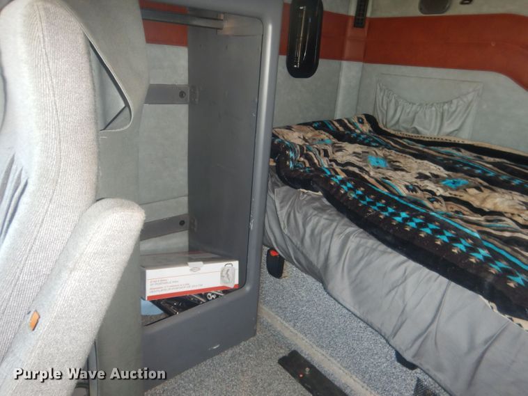 image for item HU9428 2008 Mack CXU613  semi truck