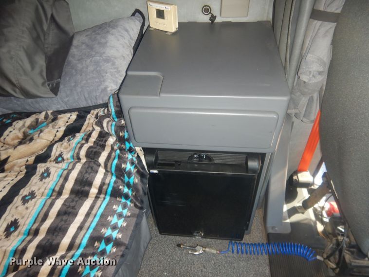 image for item HU9428 2008 Mack CXU613  semi truck