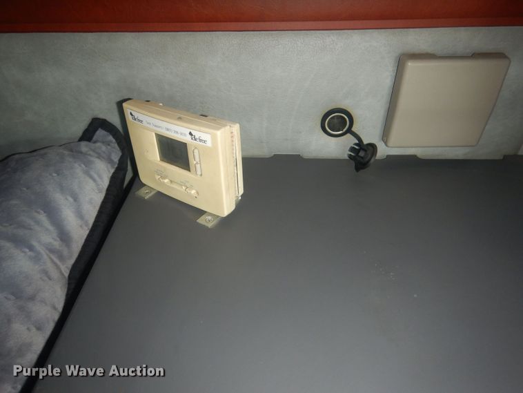 image for item HU9428 2008 Mack CXU613  semi truck