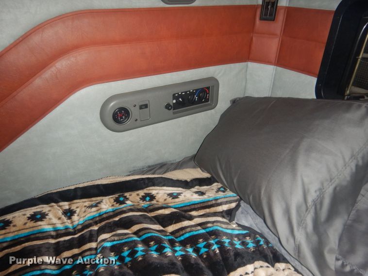 image for item HU9428 2008 Mack CXU613  semi truck