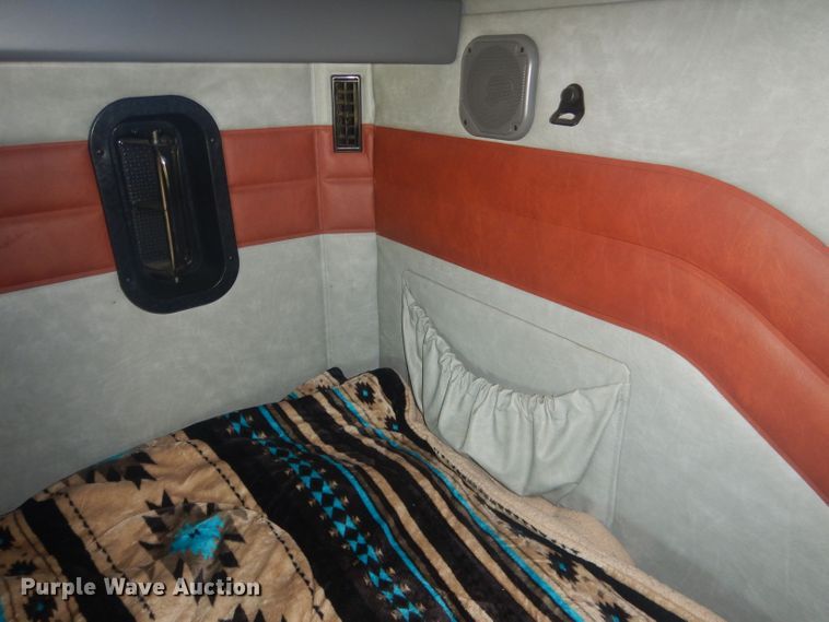 image for item HU9428 2008 Mack CXU613  semi truck