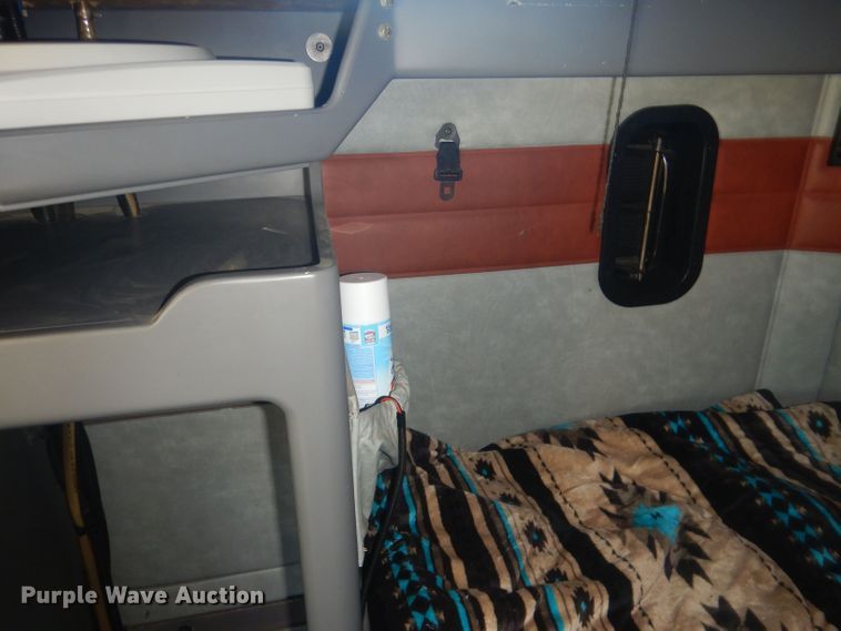 image for item HU9428 2008 Mack CXU613  semi truck