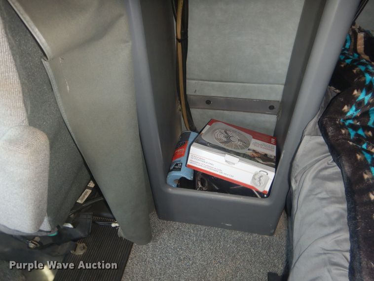 image for item HU9428 2008 Mack CXU613  semi truck