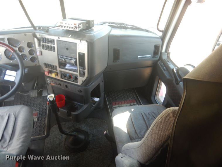 image for item HU9428 2008 Mack CXU613  semi truck