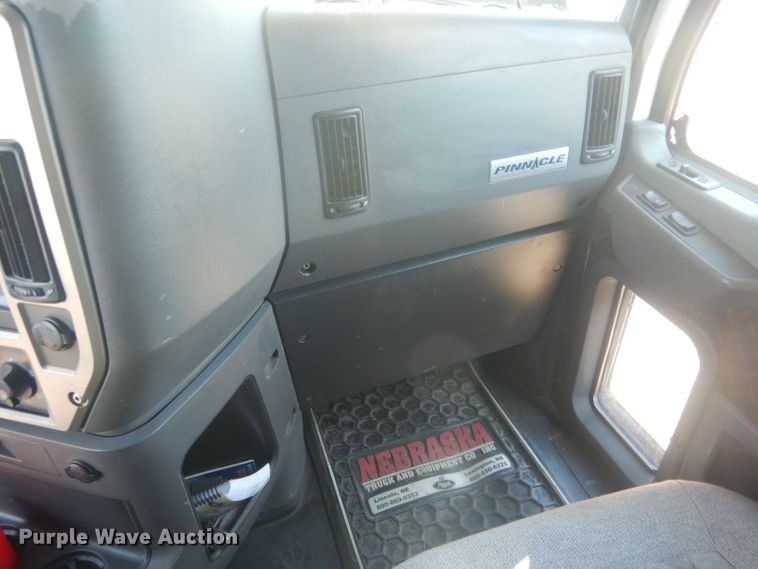 image for item HU9428 2008 Mack CXU613  semi truck