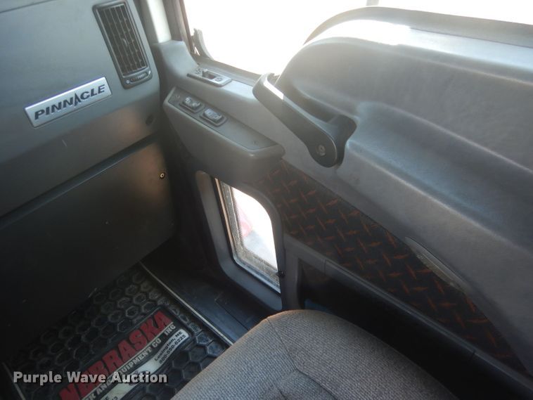 image for item HU9428 2008 Mack CXU613  semi truck