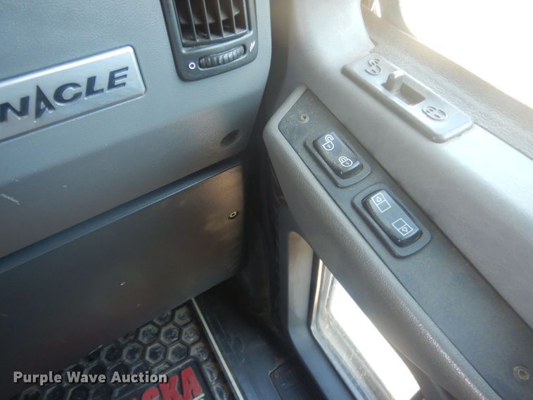 image for item HU9428 2008 Mack CXU613  semi truck