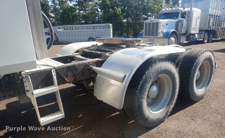 image for item HU9428 2008 Mack CXU613  semi truck