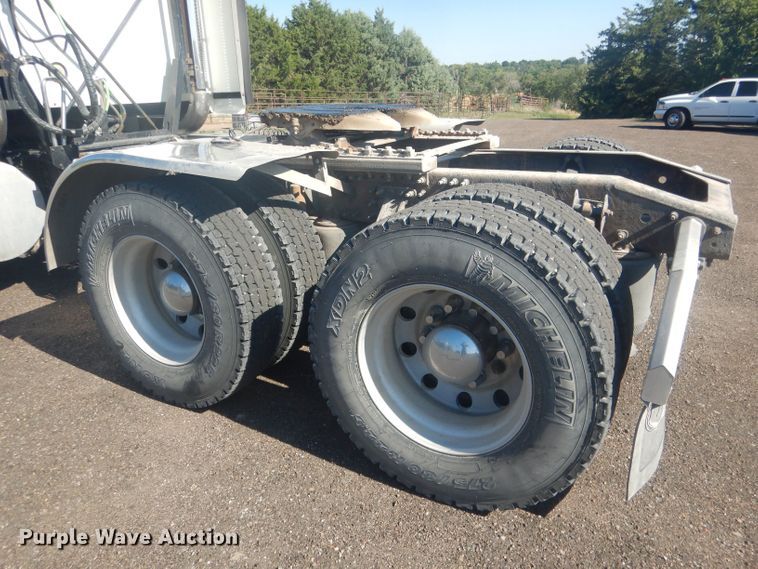 image for item HU9428 2008 Mack CXU613  semi truck