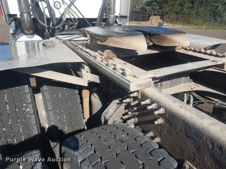 image for item HU9428 2008 Mack CXU613  semi truck