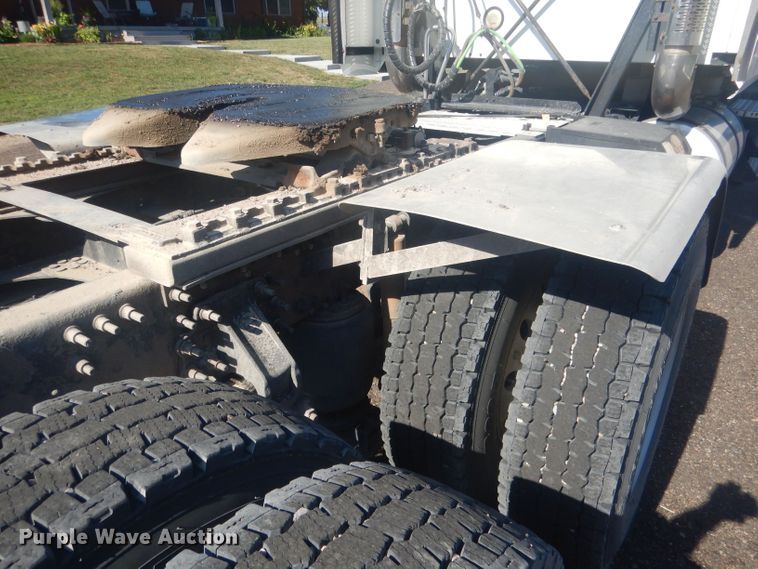 image for item HU9428 2008 Mack CXU613  semi truck