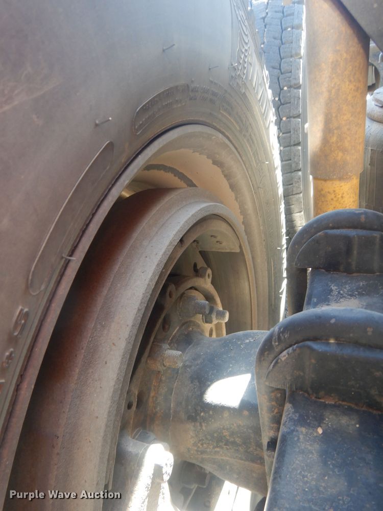 image for item HU9428 2008 Mack CXU613  semi truck