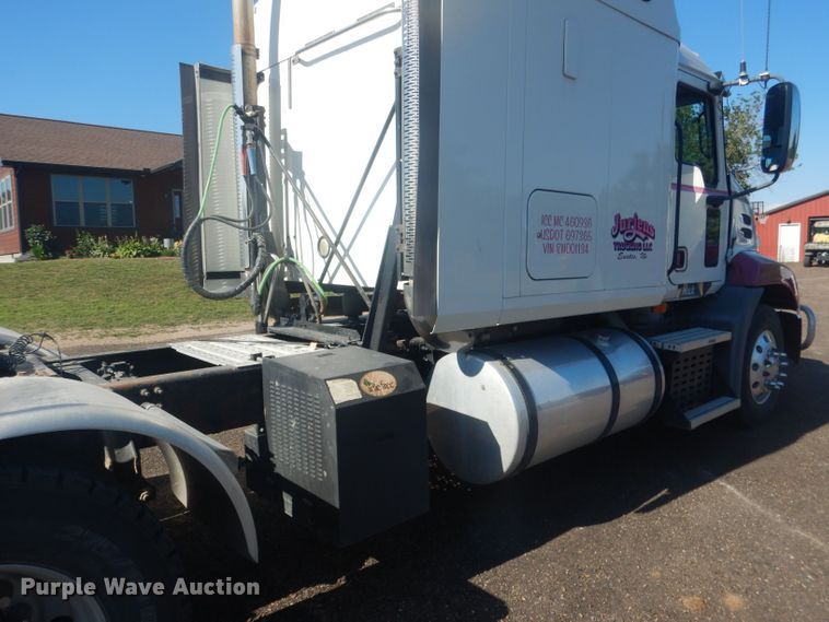 image for item HU9428 2008 Mack CXU613  semi truck