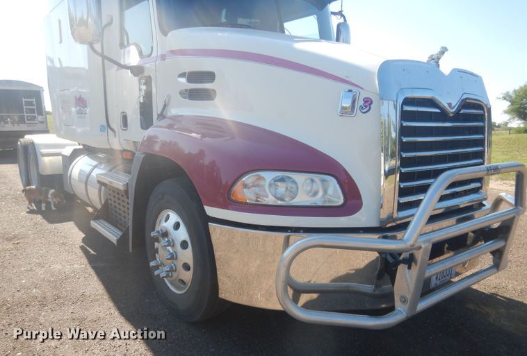 image for item HU9428 2008 Mack CXU613  semi truck