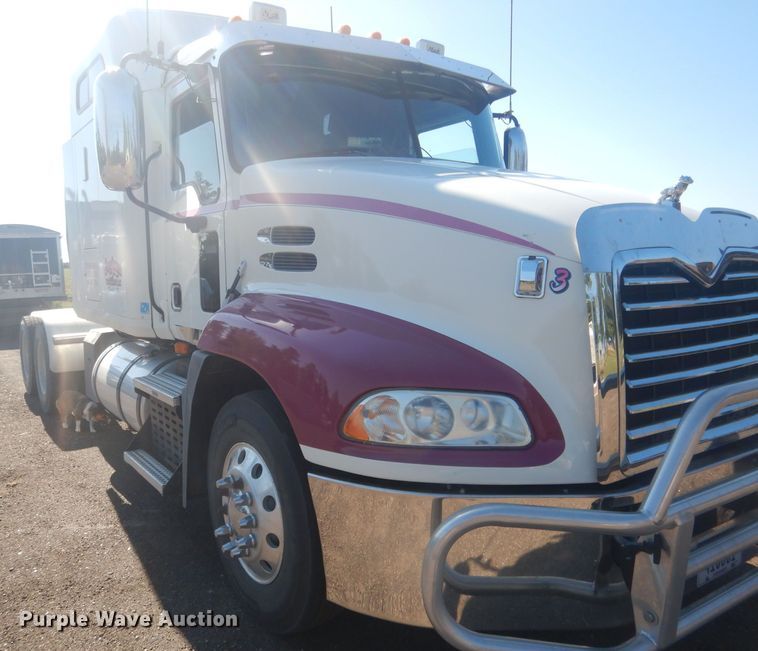 image for item HU9428 2008 Mack CXU613  semi truck