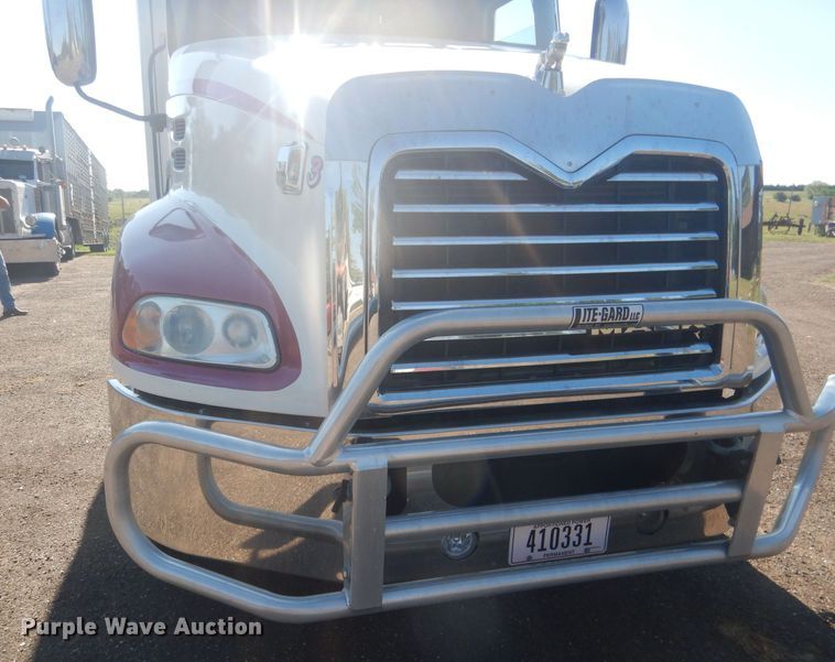 image for item HU9428 2008 Mack CXU613  semi truck