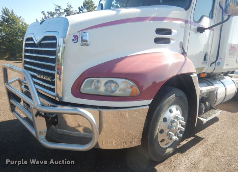 image for item HU9428 2008 Mack CXU613  semi truck