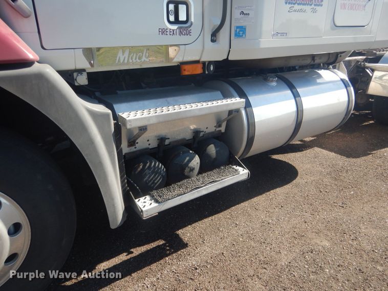 image for item HU9428 2008 Mack CXU613  semi truck