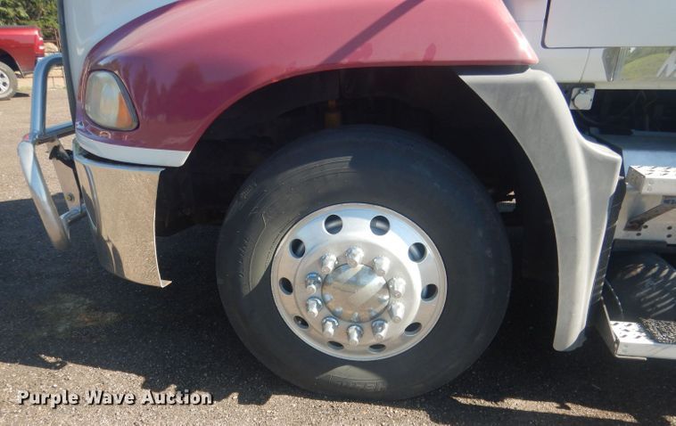 image for item HU9428 2008 Mack CXU613  semi truck