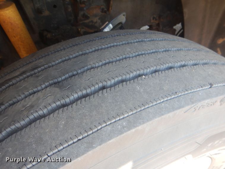 image for item HU9428 2008 Mack CXU613  semi truck