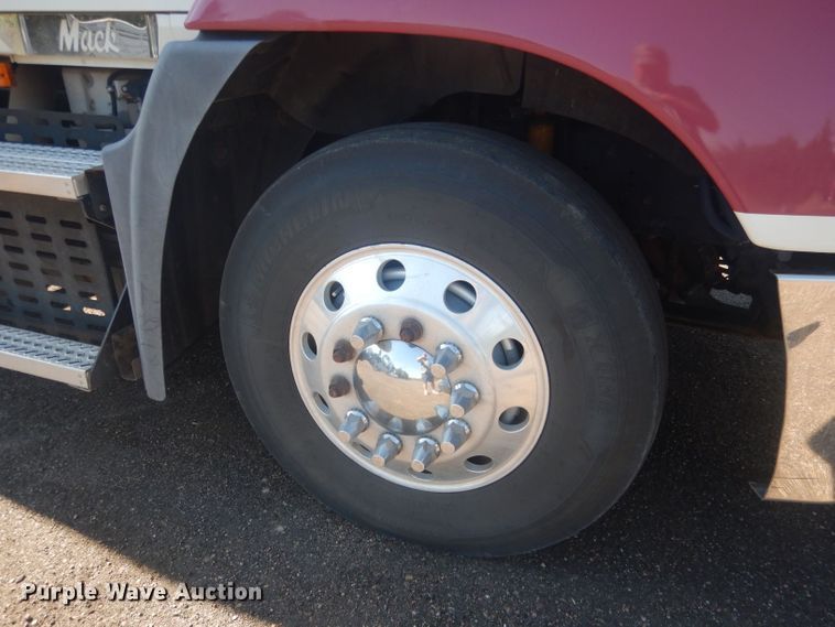 image for item HU9428 2008 Mack CXU613  semi truck