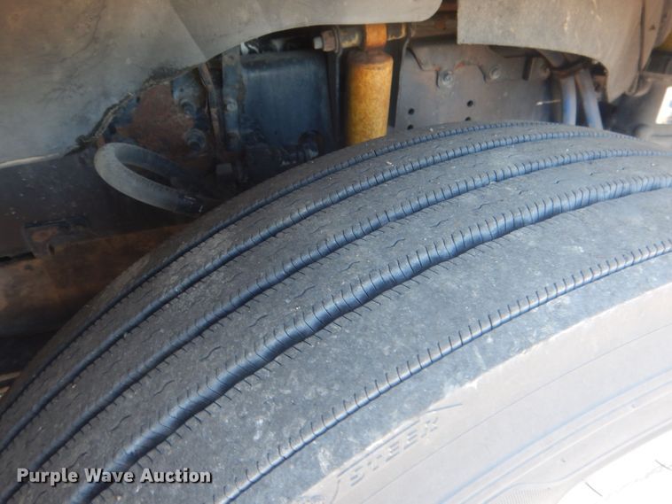 image for item HU9428 2008 Mack CXU613  semi truck