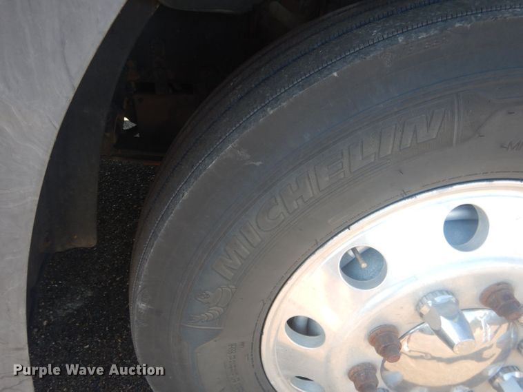 image for item HU9428 2008 Mack CXU613  semi truck