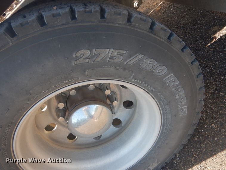 image for item HU9428 2008 Mack CXU613  semi truck