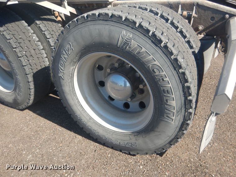 image for item HU9428 2008 Mack CXU613  semi truck