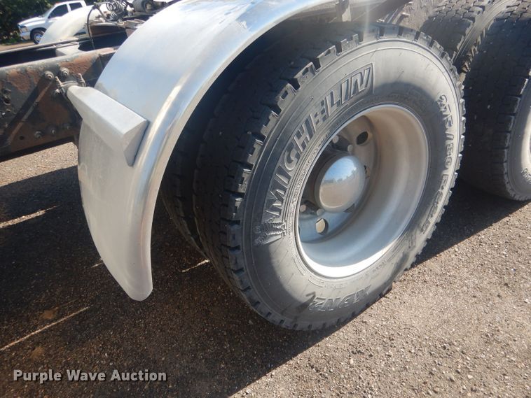 image for item HU9428 2008 Mack CXU613  semi truck