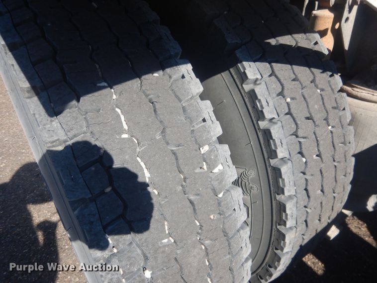 image for item HU9428 2008 Mack CXU613  semi truck