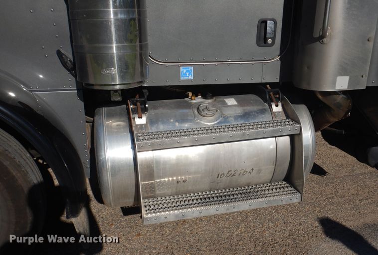 image for item JH9688 2006 Peterbilt 379  semi truck