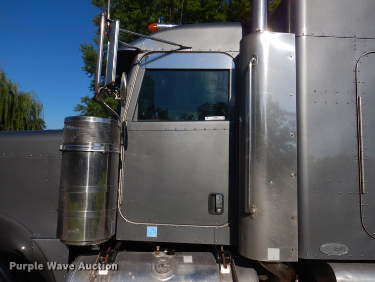 image for item JH9688 2006 Peterbilt 379  semi truck