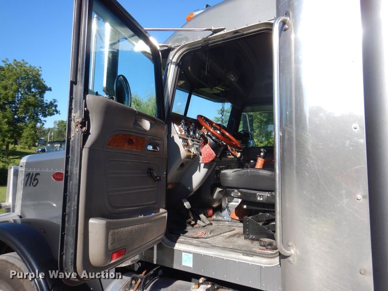 image for item JH9688 2006 Peterbilt 379  semi truck