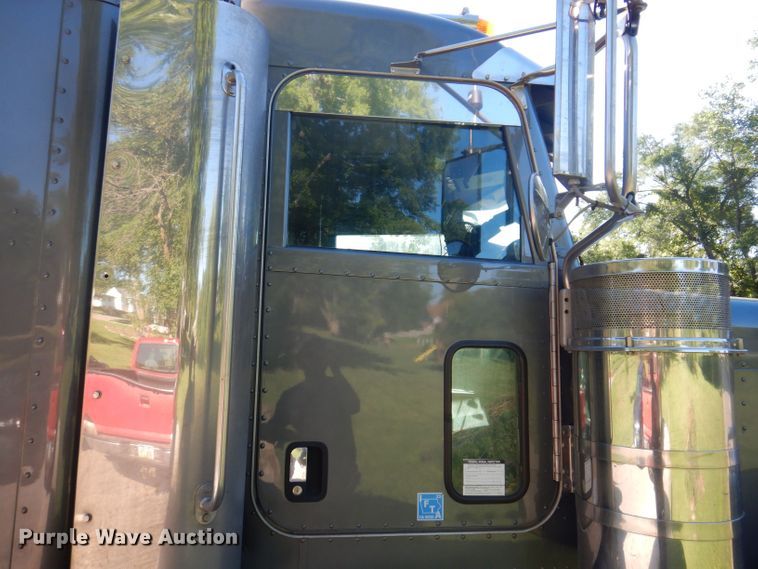 image for item JH9688 2006 Peterbilt 379  semi truck