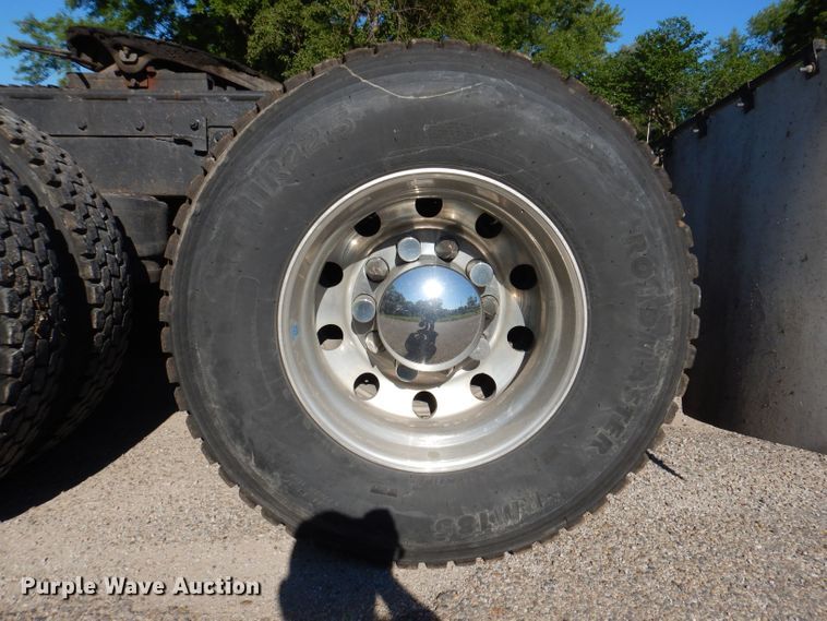 image for item JH9688 2006 Peterbilt 379  semi truck