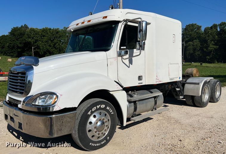 image for item JM9236 2001 Freightliner Columbia  semi truck