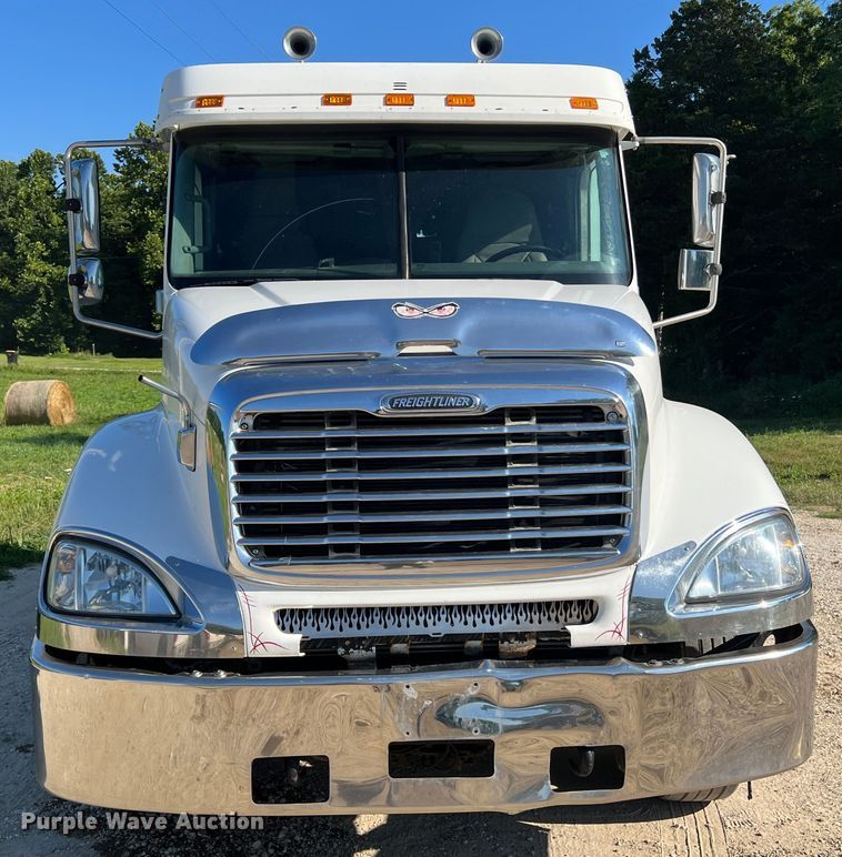 image for item JM9236 2001 Freightliner Columbia  semi truck