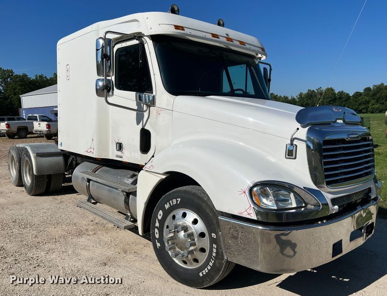 image for item JM9236 2001 Freightliner Columbia  semi truck