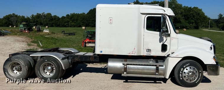 image for item JM9236 2001 Freightliner Columbia  semi truck